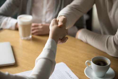 Couple handshaking businesswoman making deal in cafe, close up v